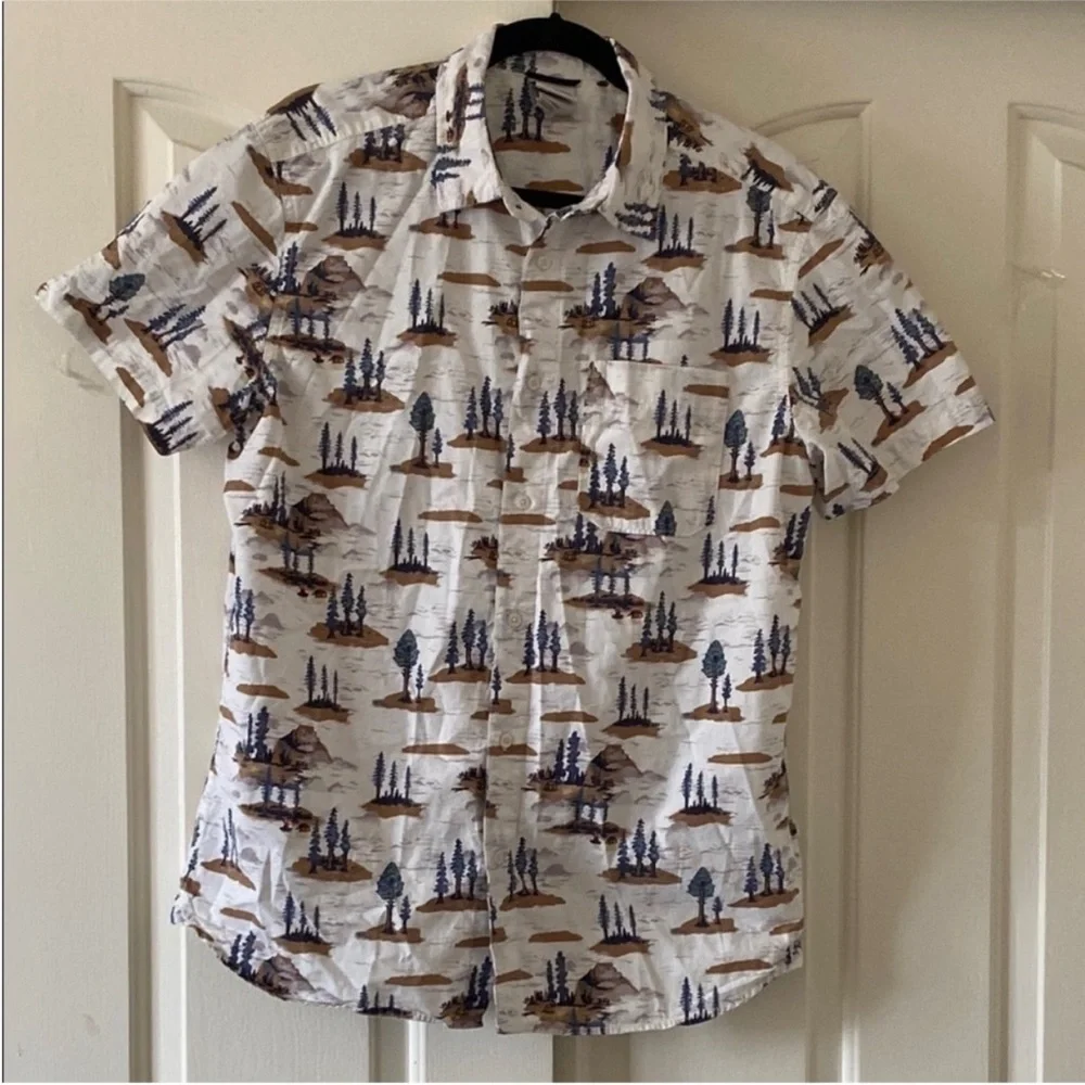 THE NORTH FACE Short-Sleeve Button-Up Shirt in White with Blue & Brown Print